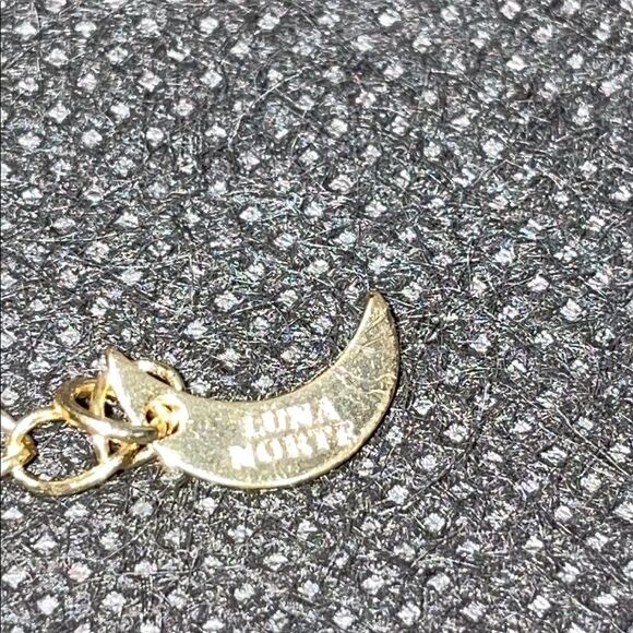 Elegant Gold flower pendant with a thin necklace chain - Picture 8 of 8